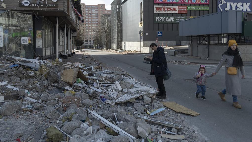 A Kiev, les habitants tentent tant bien que mal de retrouver une vie normale. [AFP - Andrea Filigheddu]