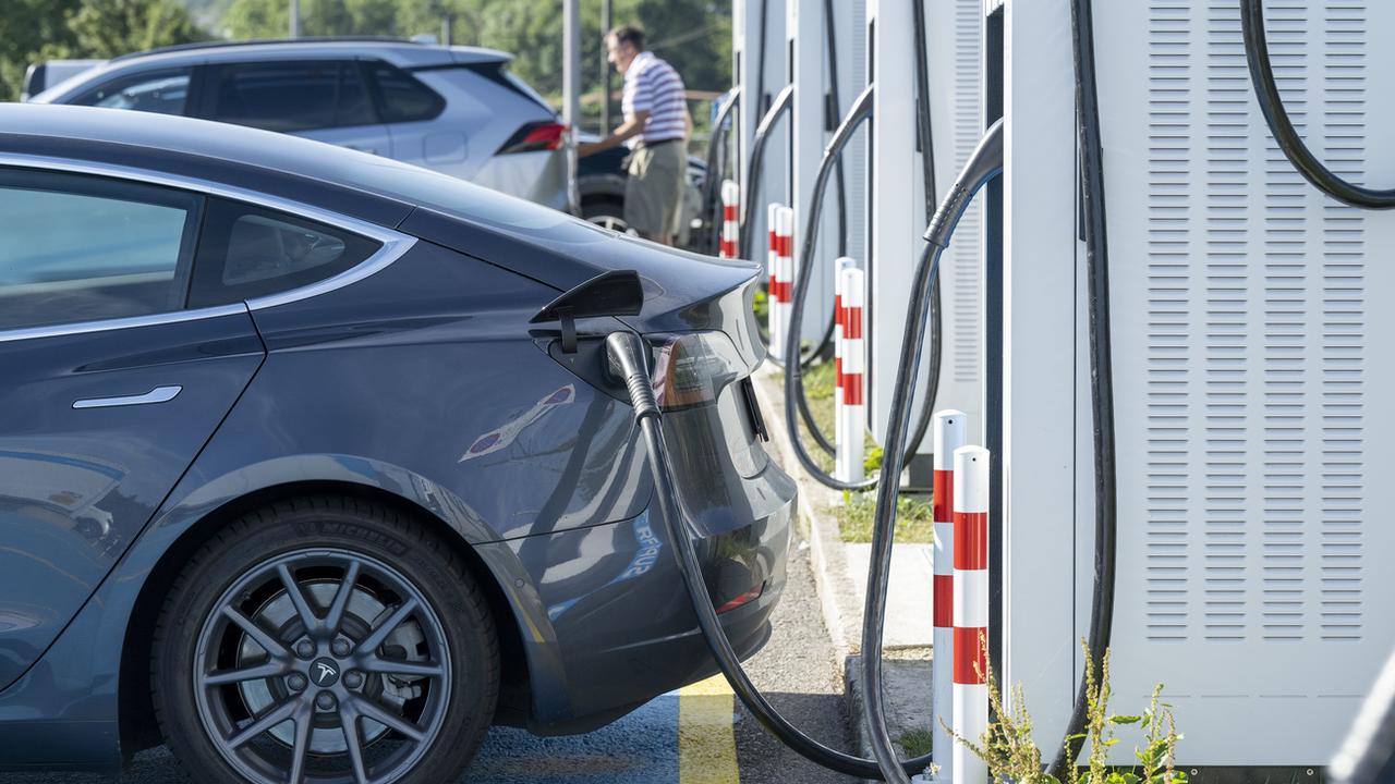 Désormais, la moitié des véhicules neufs achetés en Suisse sont électriques. [Keystone - Christian Beutler]