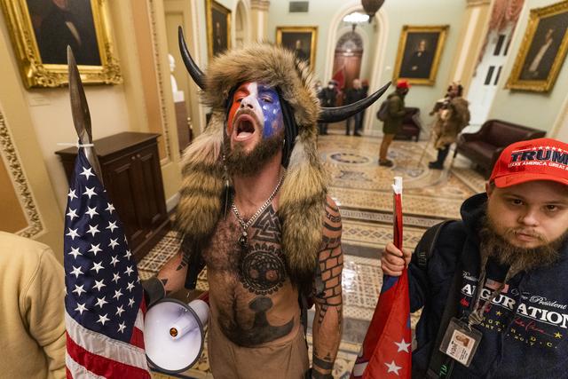 Un partisan du président Donald Trump scande devant la galerie du Sénat à l'intérieur du Capitole, mercredi 6 janvier 2021 à Washington. [AP Photo/ Keystone - Manuel Balce Ceneta]