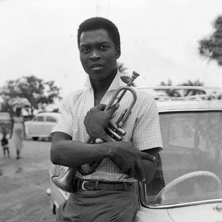Fela Kuti posant avec sa trompette en 1966. [Cité de la musique / Philarmonie de Paris - Tola Odukoya]