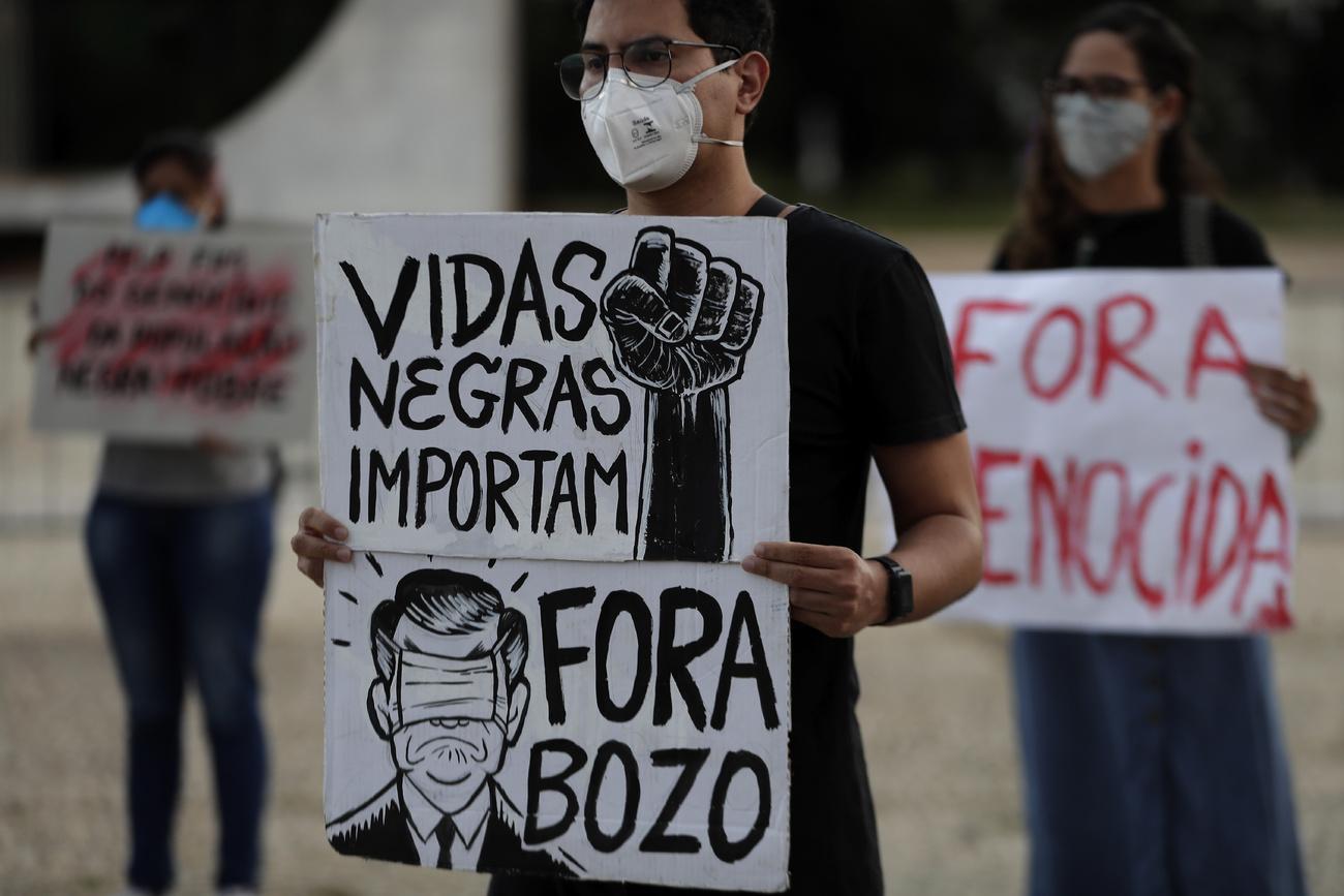 "Black lives matter" dit en portugais cette pancarte lors d'une manifestation contre les violences policières au Brésil. [Keystone - Silvia Izquierdo]