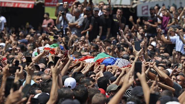 La foule porte les corps des militants palestiniens tués à Naplouse. [AFP - Jaafar Ashtiyeh]