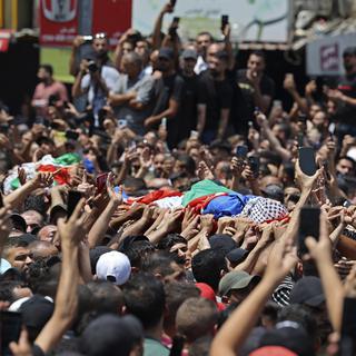 La foule porte les corps des militants palestiniens tués à Naplouse. [AFP - Jaafar Ashtiyeh]
