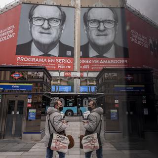 Une bannière du candidat socialiste aux élections de Madrid, Angel Gabilondo, est accrochée sur une façade d'immeuble à Madrid, en Espagne, lundi 19 avril 2021. [AP Photo/KEYSTONE - Bernat Armangue]