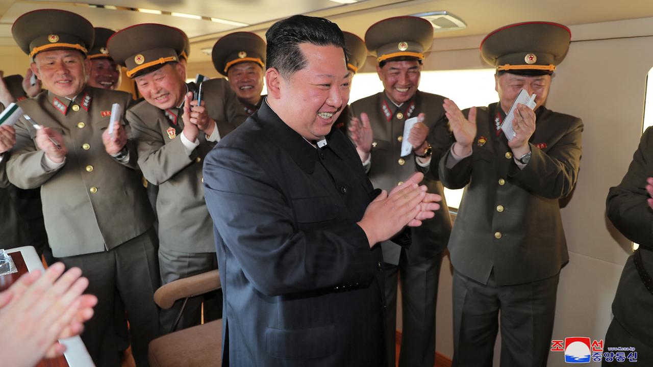 Kim Jong-un assiste au tir d'essai d'un nouveau système d'armement, en compagnie de responsable militaire, le 16 avril 2022. [Agence de presse nord-coréenne]