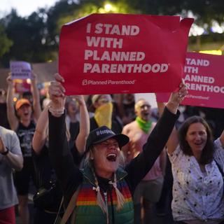 Des manifestations dénonçant la révocation du droit à l’avortement ont lieu un peu partout aux Etats-Unis. [AP Photo/ Keystone - Jae C. Hong]