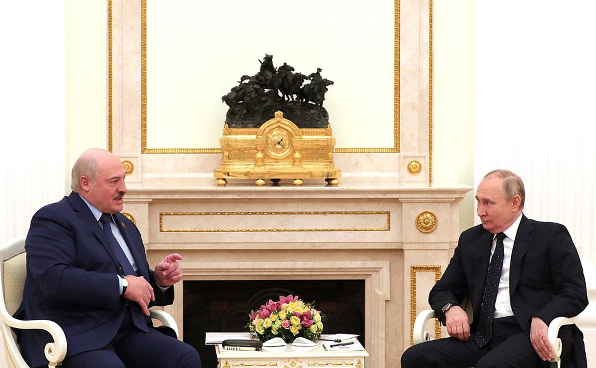 Le président russe Vladimir Poutine a rencontré son allié biélorusse Alexandre Loukachenko, le 11 mars 2022 au Kremlin à Moscou. [EYEPRESS VIA AFP]