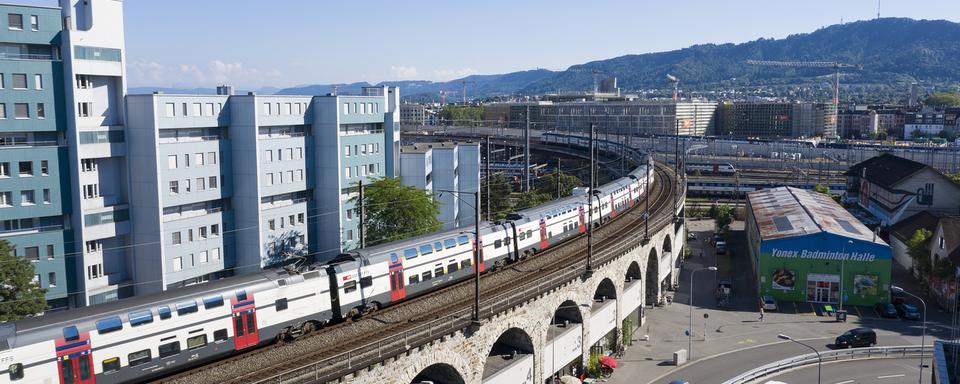 Un train dans le centre ville de Zurich. [Keystone - Gaetan Bally]