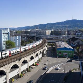 Un train dans le centre ville de Zurich. [Keystone - Gaetan Bally]