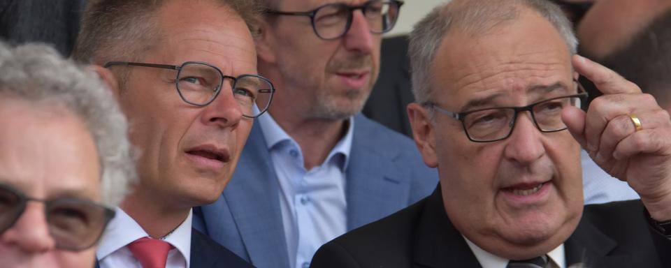 Le Président du gouvernement jurassien et le Conseiller fédéral Guy parmelin au Marché Concours. [RTS - Gaël Klein]