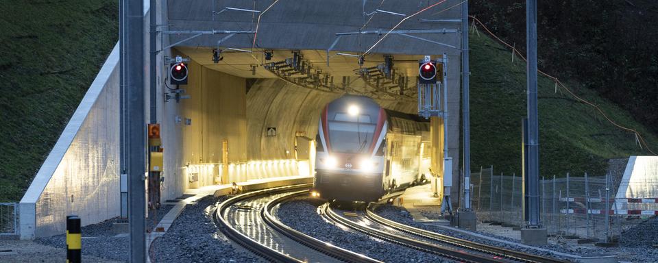 Un train circule à la sortie du tunnel du Bötzberg. [Keystone - Gaetan Bally]