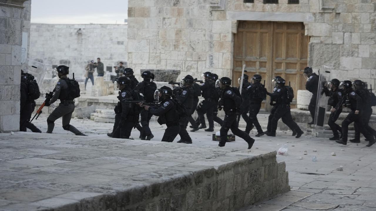 Des heurts entre manifestants palestiniens et policiers israéliens ont fait 42 blessés, mais aucun grièvement, vendredi matin sur l'esplanade des Mosquées, foyer de tensions dans le centre de Jérusalem. [Keystone - Mahmoud Illean]