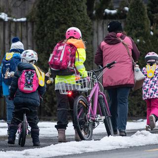 Des enfants sur le chemin de l'école, en décembre 2021. [Keystone - Peter Schneider]