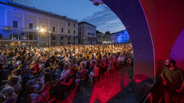 Vue d'une projection sur la Piazza Grande, le 9 août 2022 au Festival du film de Locarno. [Keystone - Urs Flueeler]