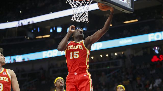 Clint Capela (no15) et les Hawks ont signé un succès crucial face à Indiana. [Brett Davis]