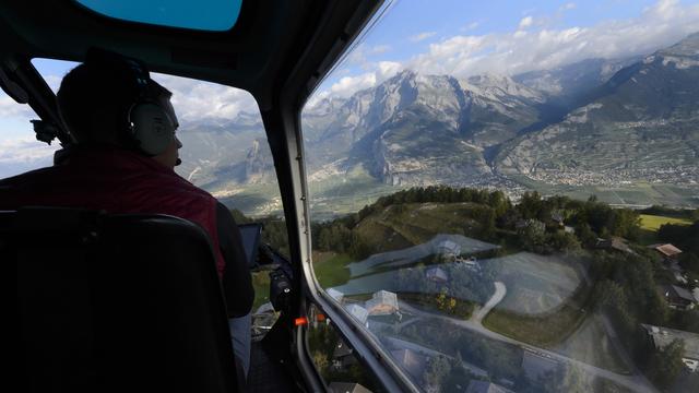 Vue aérienne de la vallée du Rhône au décollage de la station de Nendaz avec un hélicoptère. [Keystone - Laurent Gillieron]