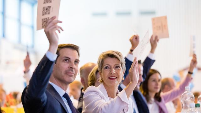 Le président du PLR Thierry Burkart et la conseillère fédérale Karin Keller-Sutter lors de l'assemblée du parti. [Keystone - Philipp Schmidli]