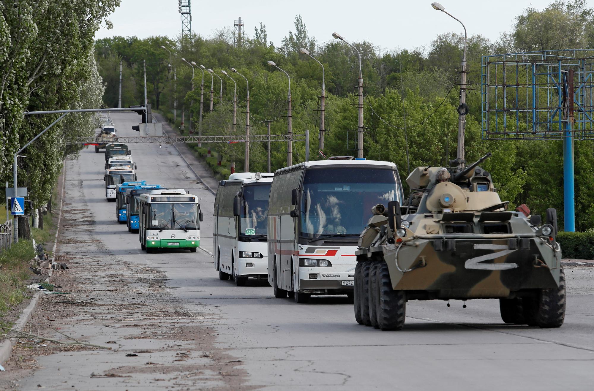 Un convoi d'"évacuation" des soldats ukrainiens par les forces prorusses à l'usine Azovstal à Marioupol. [Reuters - Alexander Ermochenko]