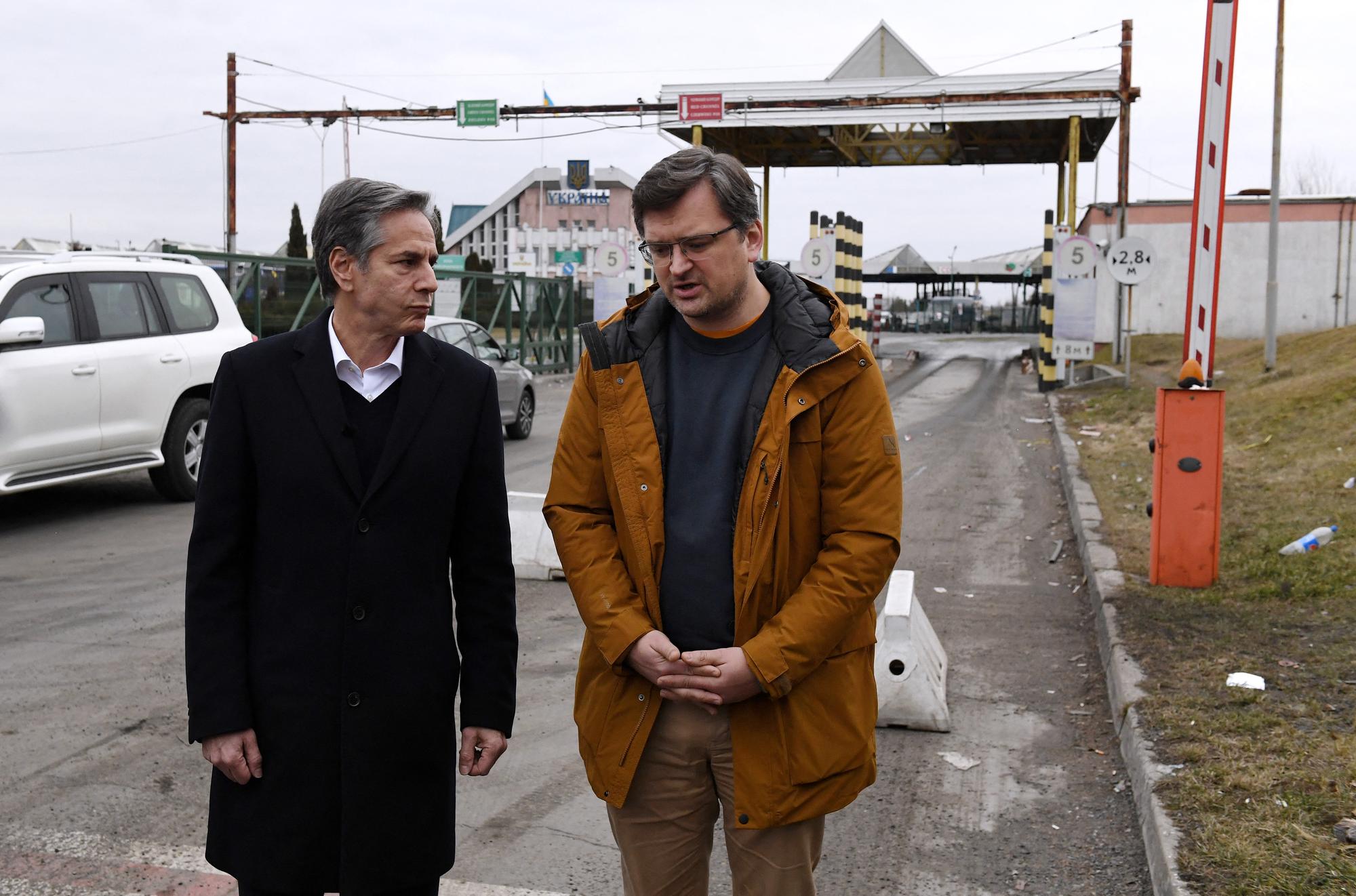 Le secrétaire d'État américain Antony Blinken et le ministre ukrainien des Affaires étrangères Dmytro Kuleba se sont rencontrés au poste frontière ukraino-polonais de Korczowa, en Pologne. [AFP - Olivier Douliery / Pool]