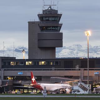 Une vue sur la tour de contrôle dans laquelle les collaborateurs et collaboratrices de Skyguide contrôlent et dirigent le trafic aérien autour de l'aéroport de Zurich Kloten. [KEYSTONE - Gaetan Bally]