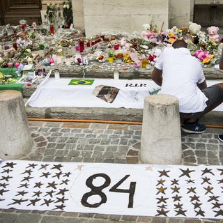 Un hommage à Yverdon (VD) aux deux victimes de l'attentat de Nice de 2016. [Keystone - Jean-Christophe Bott]