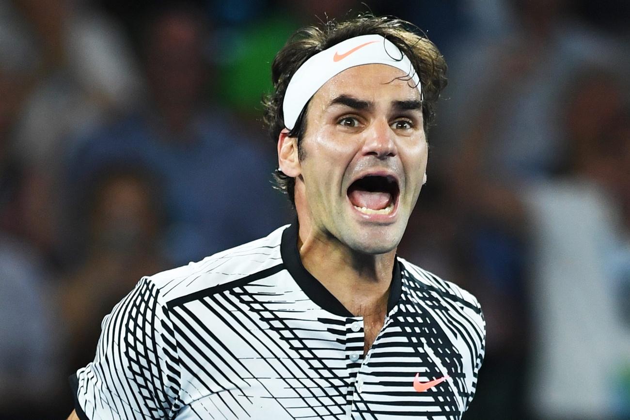 Roger Federer, tout à sa joie, après avoir vaincu Nadal (et le signe indien). [AP - Lukas Coch]
