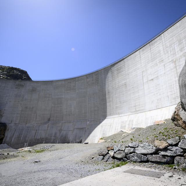 Le barrage rehaussé du Vieux-Emosson, photographié le 18 juin 2022 a Finhaut dans la vallée du Trient. [KEYSTONE - Laurent Gillieron]