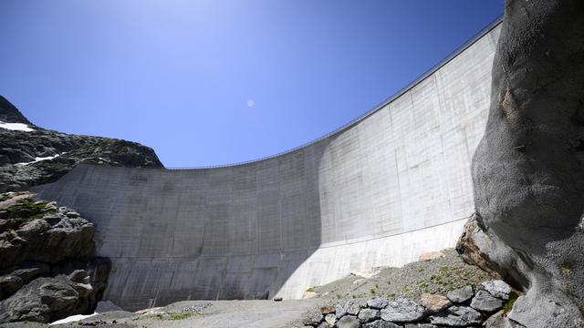 Le barrage rehaussé du Vieux-Emosson, photographié le 18 juin 2022 a Finhaut dans la vallée du Trient. [KEYSTONE - Laurent Gillieron]
