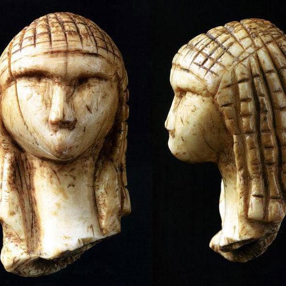 La Dame de Brassempouy, appelée aussi Dame à la Capuche, est une figurine en ivoire représentant une tête humaine, datée du Paléolithique supérieur (26'000 à 24'000 av. J.-C.). Découverte en 1894 en France, dans la commune landaise de Brassempouy par le préhistorien Édouard Piette, il s'agit d'une des plus anciennes représentations réalistes d'un visage humain. [wikimedia - Jean-Gilles Berizzi]