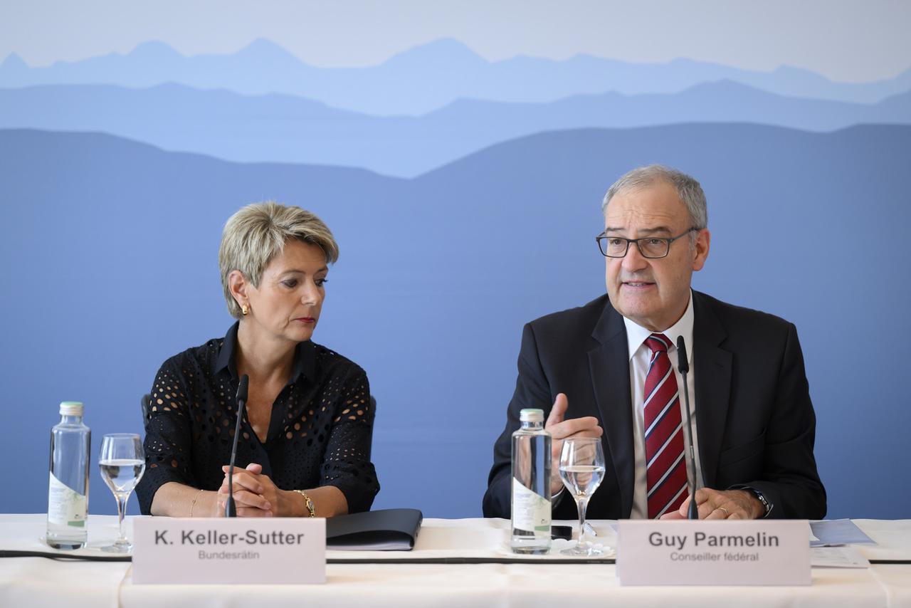 Karin Keller-Sutter et Guy Parmelin devant les médias. [Keystone - Anthony Anex]