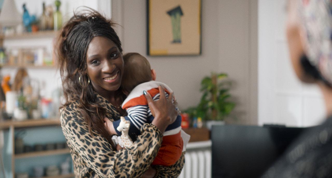 L'actrice Eye Haïdara dans le rôle d'Angèle dans le film "Les femmes du square". [Les films du kiosque - Julien Panié]