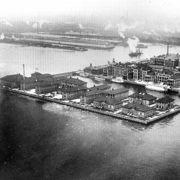 Ellis Island en 1912. [AFP - © Harlingue / Roger-Viollet]