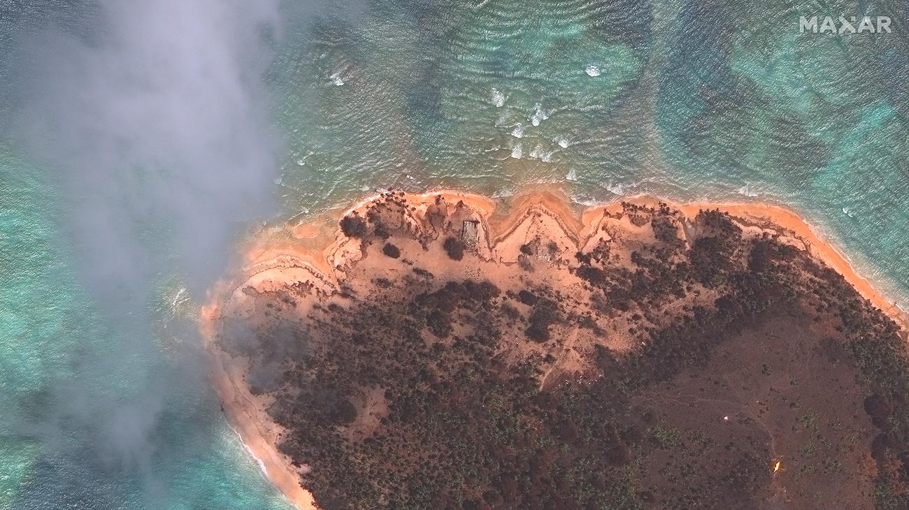 L'île Mango de l'archipel Tonga après l'éruption du volcan. [Keystone - Maxar Technologies]