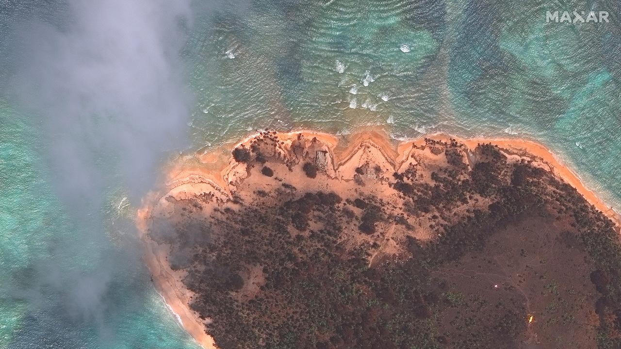 L'île Mango de l'archipel Tonga après l'éruption du volcan. [Keystone - Maxar Technologies]