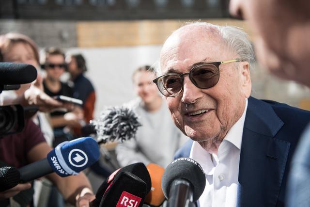 Sepp Blatter était tout sourire au moment de répondre aux questions des journalistes. [Keystone/Ti-Press - Alessandro Crinari]