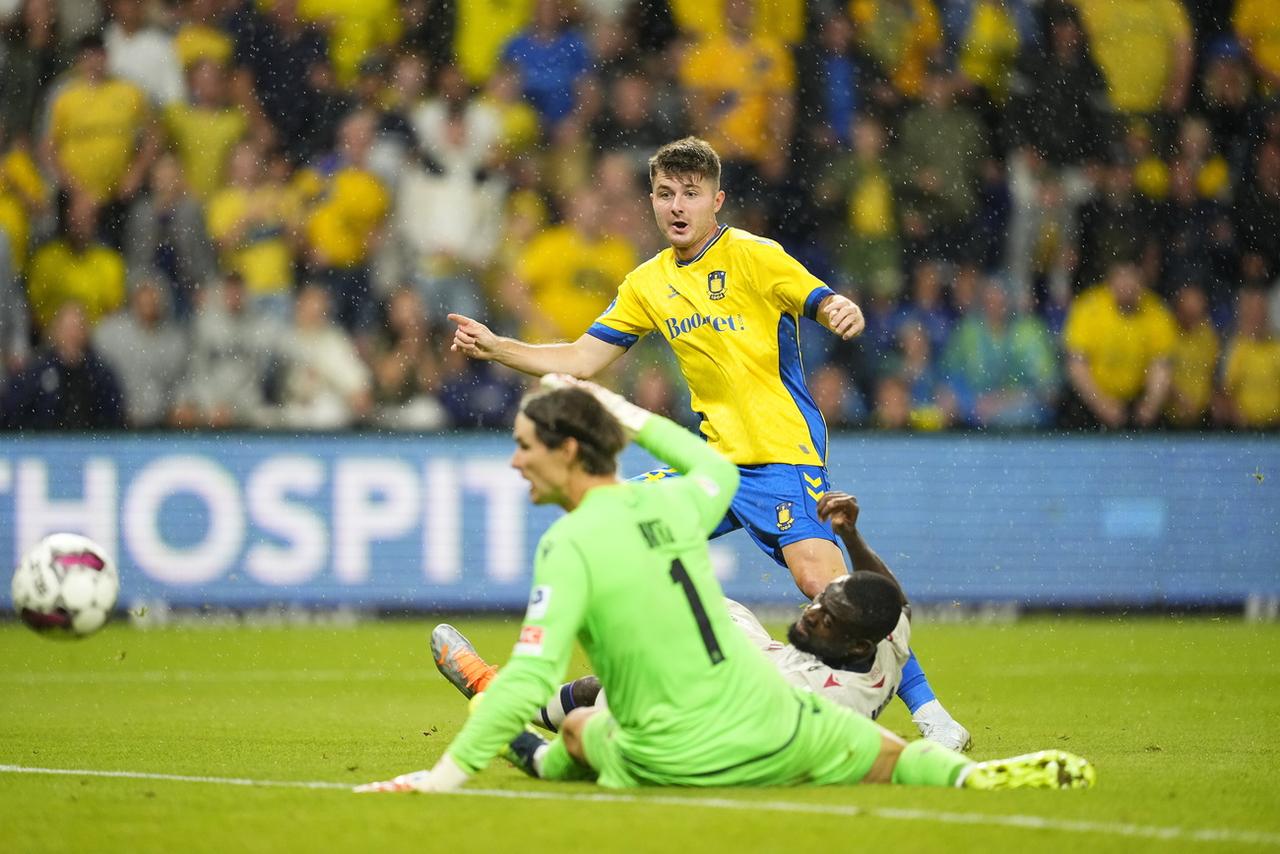 Divkovic (en jaune) glisse le ballon hors de portée du portier bâlois Hitz et inscrit le seul but du match. [AP - Claus Bech]