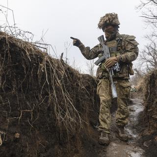 Un soldat ukrainien dans une tranchée faisant face aux lignes des rebelles pro-russes dans la région de Donetsk. [Keystone/AP Photo - Andriy Dubchak]