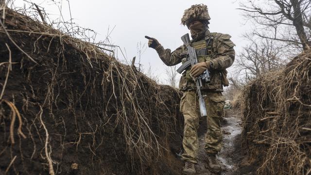 Un soldat ukrainien dans une tranchée faisant face aux lignes des rebelles pro-russes dans la région de Donetsk. [Keystone/AP Photo - Andriy Dubchak]