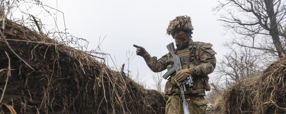 Un soldat ukrainien dans une tranchée faisant face aux lignes des rebelles pro-russes dans la région de Donetsk. [Keystone/AP Photo - Andriy Dubchak]