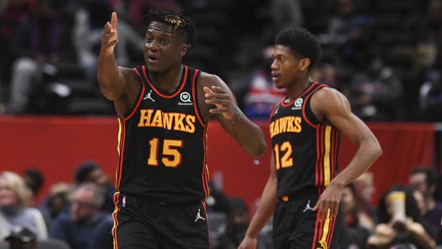 Clint Capela (gauche) et les Hawks se rapprochent d'une accession aux séries finales. [Tommy Gilligan]