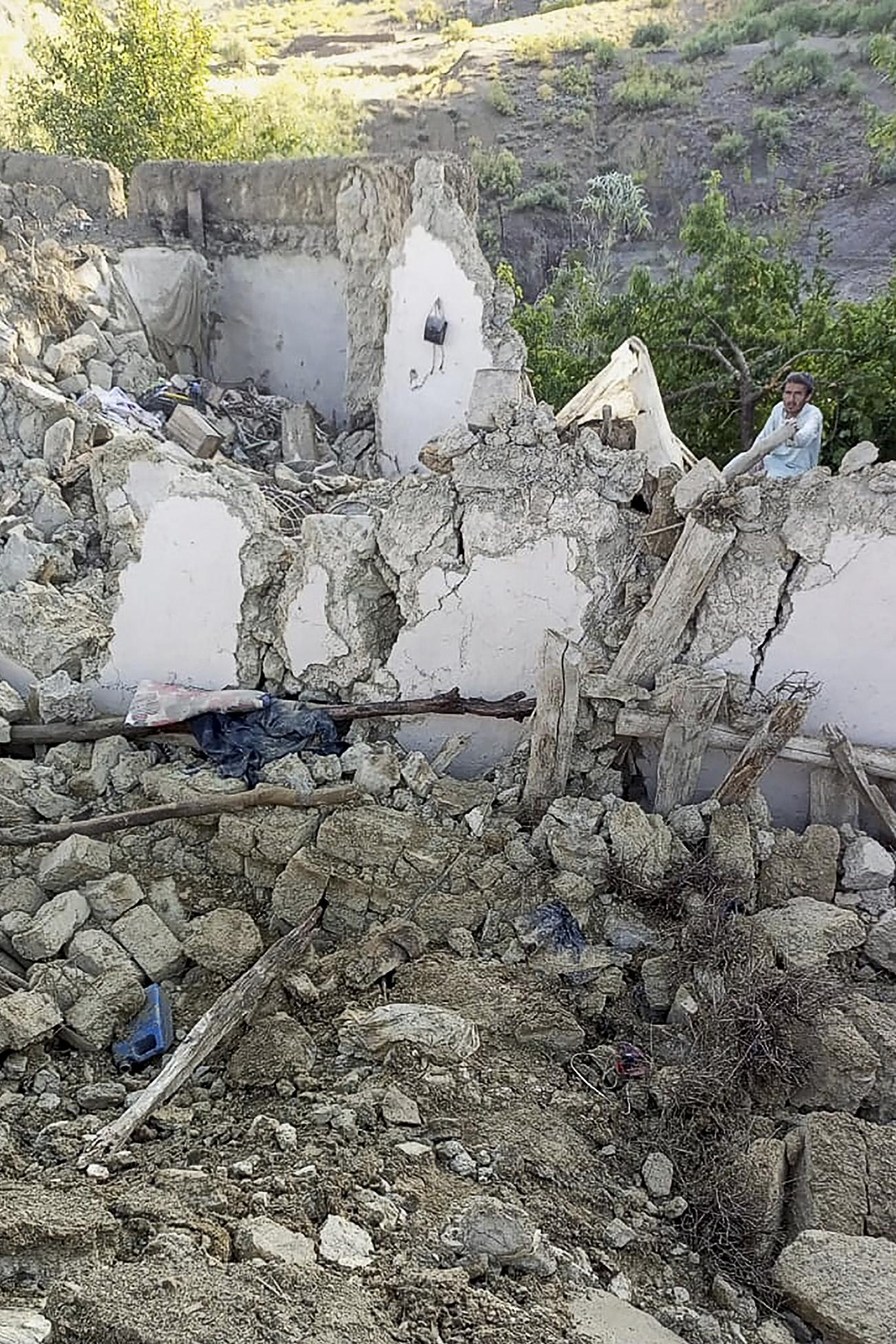 Un habitant observe une maison effondrée à la suite d'un séisme dans le district de Giyan, dans la province de Paktika. [AFP - Bakhtar News Agency]