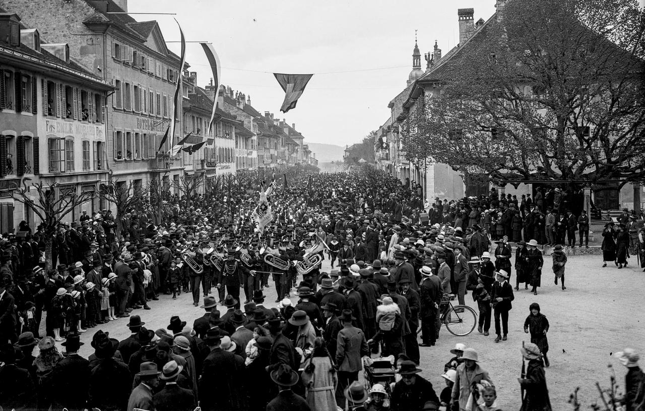 Grand cortège à la Grand-Rue de Bulle pour les Armaillis de la Gruyère, le 11 mai 1924, à l'occasion de la bénédiction de la première bannière. [MUSÉE GRUÉRIEN - PHOTO GLASSON]