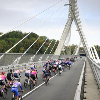 Le premier Tour de Romandie féminin passe le pont de la Poya durant sa troisième et dernière étape ralliant Fribourg à Genève en 147,6km. [EPA/Keystone - Jean-Christophe Bott]