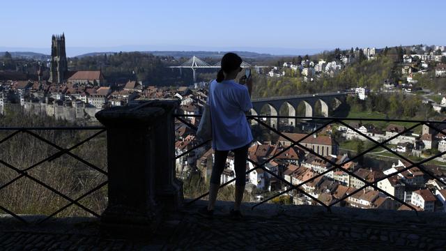 Faute de lits suffisants dans toutes les catégories, Fribourg peine à faire venir les visiteurs. [Keystone - Anthony Anex]