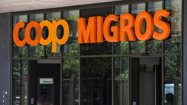 Les enseignes de Coop et Migros à La Sallaz à Lausanne. [Keystone - Jean-Christophe Bott]