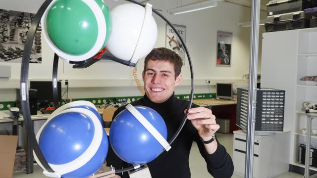 Lucas Froissart avec son prototype.
Alain Herzog
2022 EPFL [2022 EPFL - Alain Herzog]