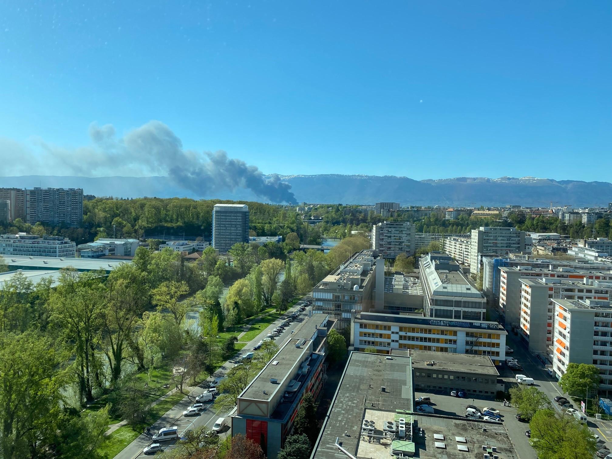 Un incendie s'est déclaré dans la zone industrielle de Satigny, à Genève. [RTS - Raphaël Leroy]