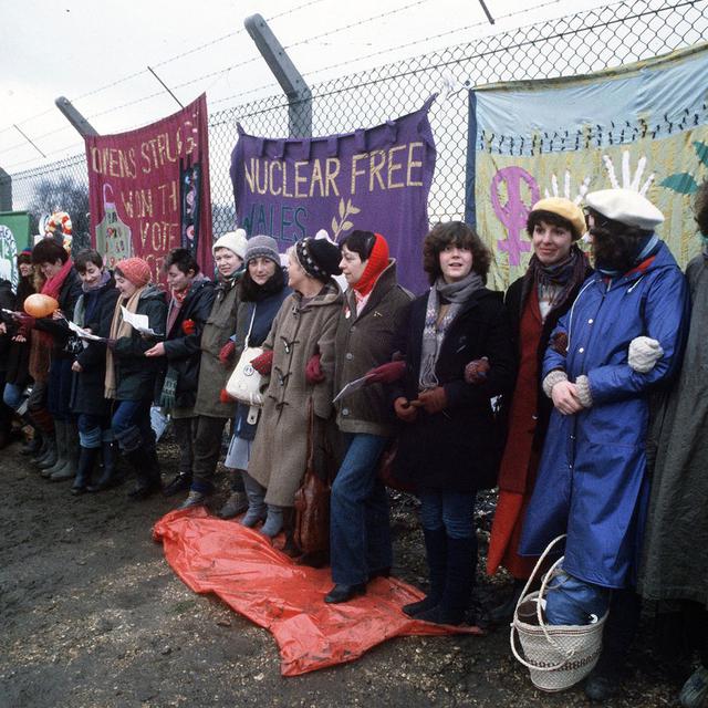 Des femmes sont alignées le long de la clôture de la base U.S.A.F. de Greenham Common, près de Newbury, en Angleterre, le 12 décembre 1982. Elles protestaient alors contre les plans du gouvernement britannique visant à autoriser l'installation de 96 missiles de croisière sur la base. Environ 12'000 personnes, principalement des femmes, avaient formé une chaîne humaine autour de cette clôture longue de presque 15 kilomètres. [AP Photo / Keystone - David Caulkin]