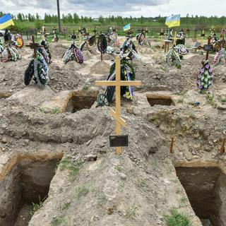 Nouvelles tombes au cimetière municipal de Bucha dans la région de la ville de Kyiv (Kiev), Ukraine, le 15 mai 2022. [Oleg Petrasyuk - EPA/KEYSTONE]