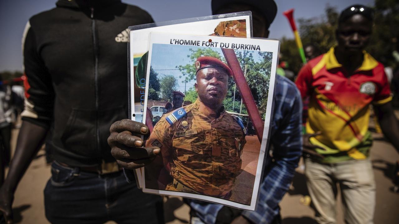 Le nouvel homme fort du Burkina Faso issu d'un putsch investi président. [Keystone - Sophie Garcia]